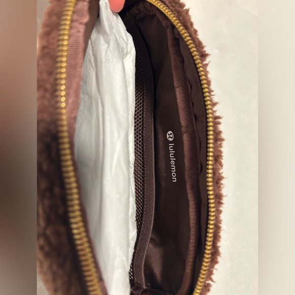 Brown Fleece Lululemon Everywhere
Belt Bag!💼 - Picture 2 of 3
